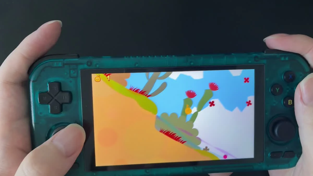 Retroid Pocket 4 Proの画面に、色鮮やかなゲーム画面が表示されている様子