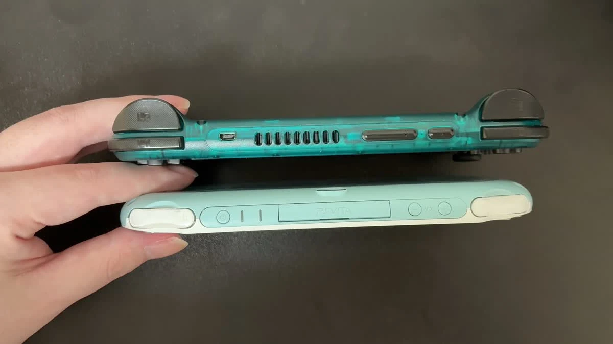 Retroid Pocket 4 ProとPS Vitaを上側から並べ、肩ボタンの配置を比較している様子